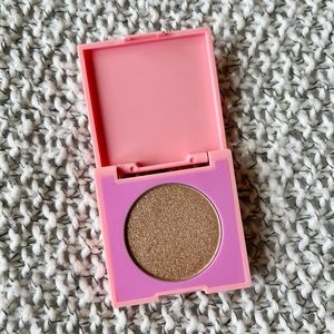 HipDot eyeshadow palette in shade Sheer